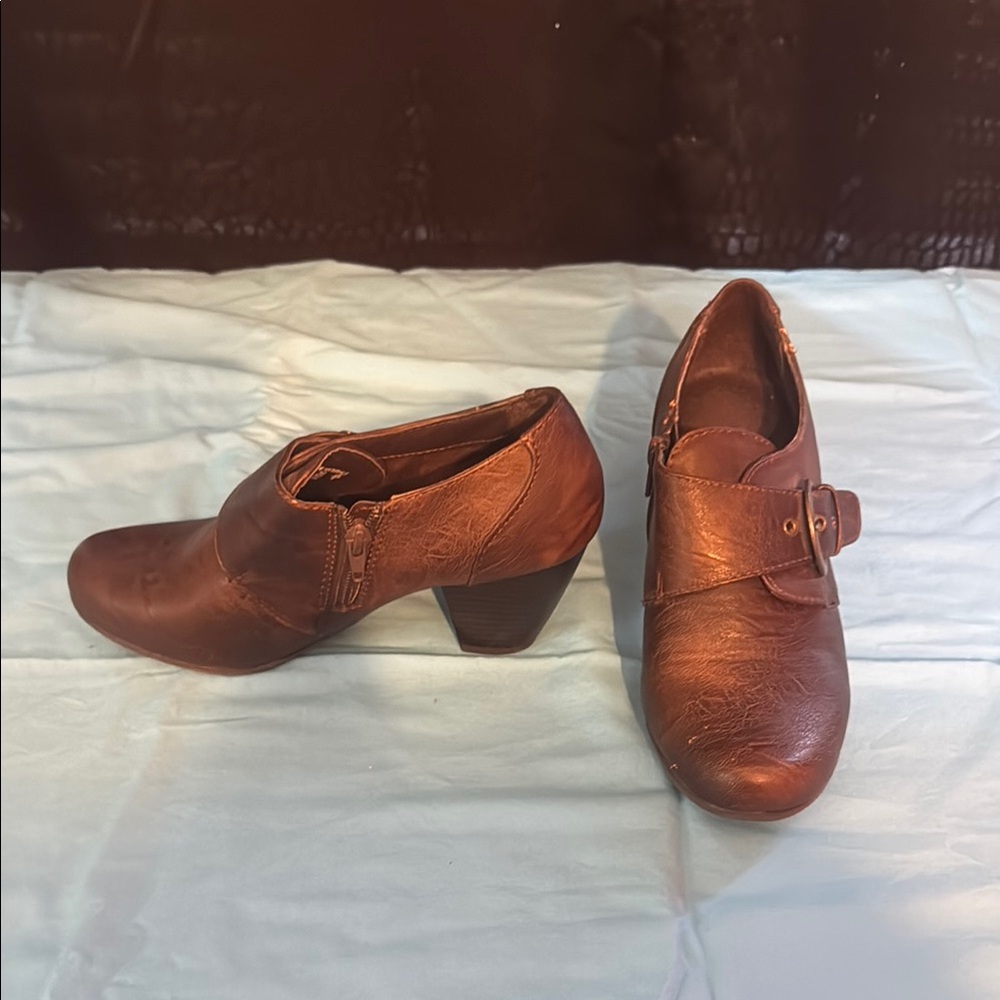 Brown Heeled Boots with Chunky Heel and Strap